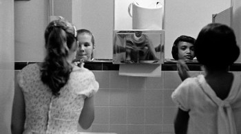 Eve Arnold ingressou na fotografia em 1951 e seu extenso trabalho registrou imagens de Marilyn Monroe e Malcolm X a desfiles de moda negra e maternidades nos EUA