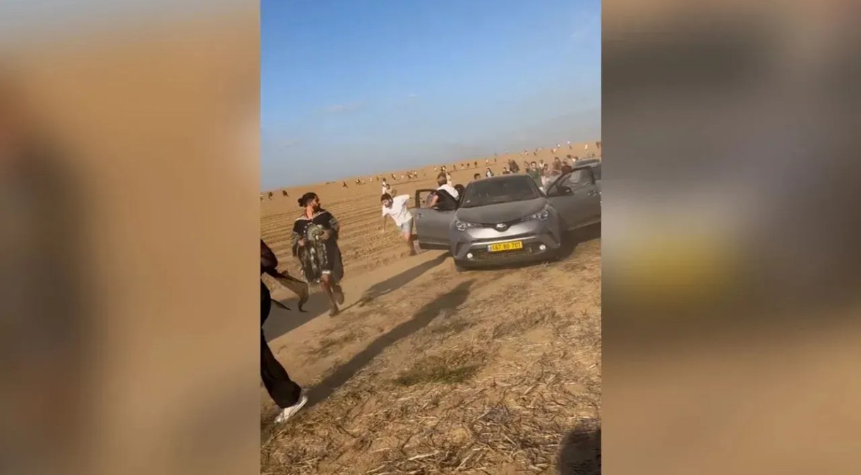 Pessoas correm de tiros durante o festival Nova, em meio ao ataque do Hamas