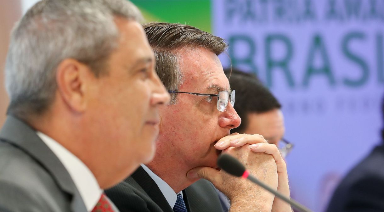 O ex-presidente Jair Bolsonaro (ao centro), ao lado do general Braga Netto (à esq.), que foi candidato a vice-presidente em 2022