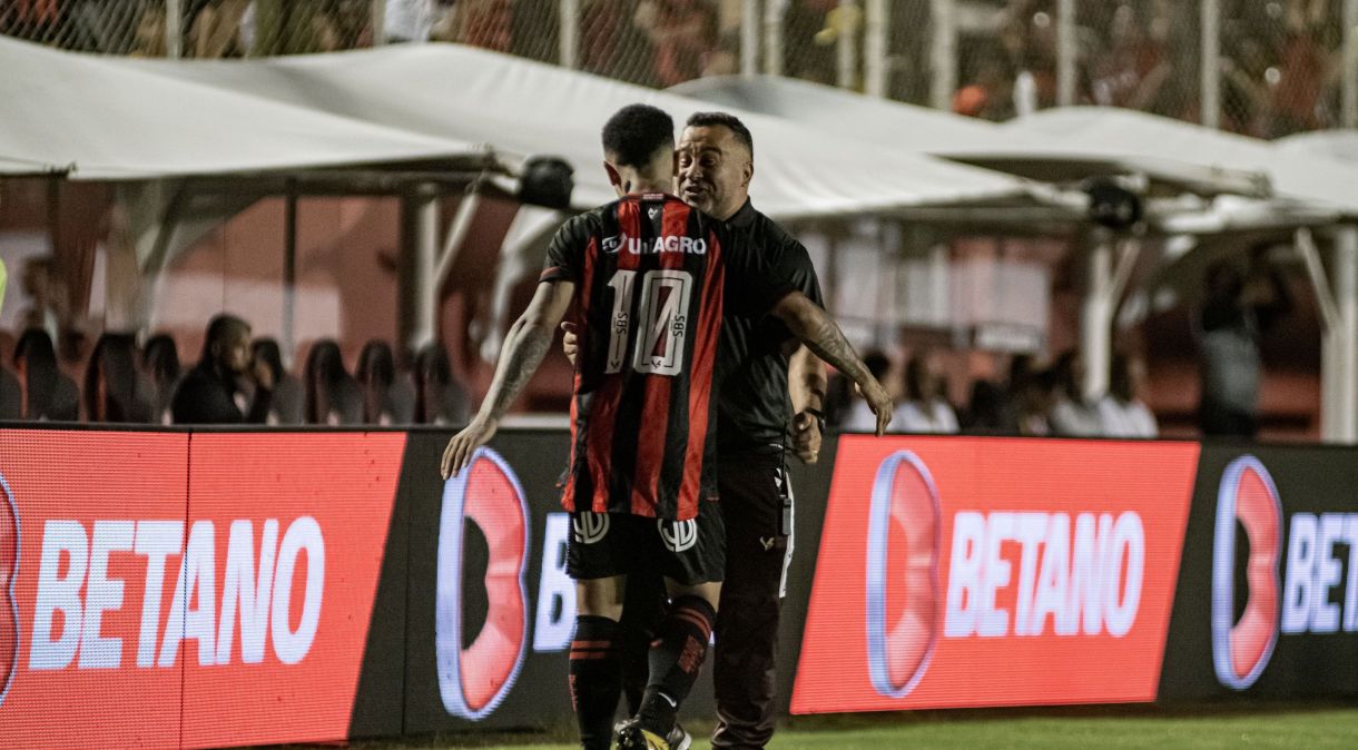Matheusinho comemora gol do Vitória sobre o Tombense