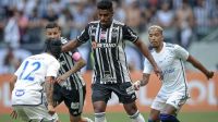 Com gol contra, Cruzeiro vence Atlético-MG em primeiro clássico da Arena MRV