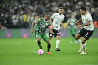 Empate do Corinthians com o lanterna América-MG é marcado por protestos