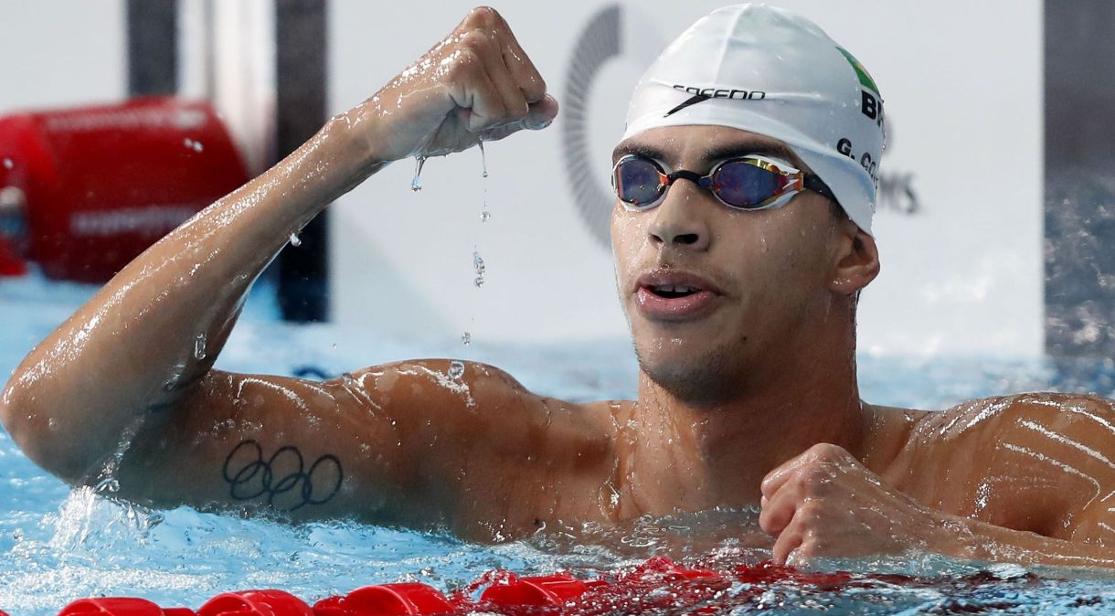 Guilherme Costa, o Cachorrão, comemora na piscina o ouro no 1500m livre do Pan de Santiago