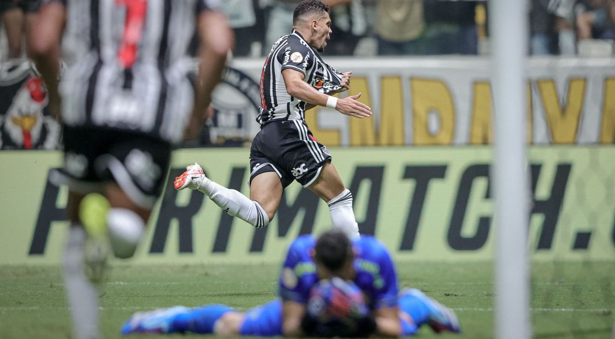 Paulinho comemora gol sobre Fluminense enquanto Fábio lamenta no chão