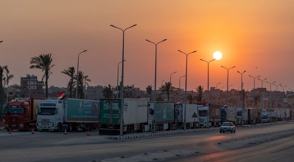 Caminhões de ajuda humanitária carregados com suprimentos são vistos aguardando a abertura da fronteira Gaza-Egito, em El-Arish, Egito, em 15 de outubro