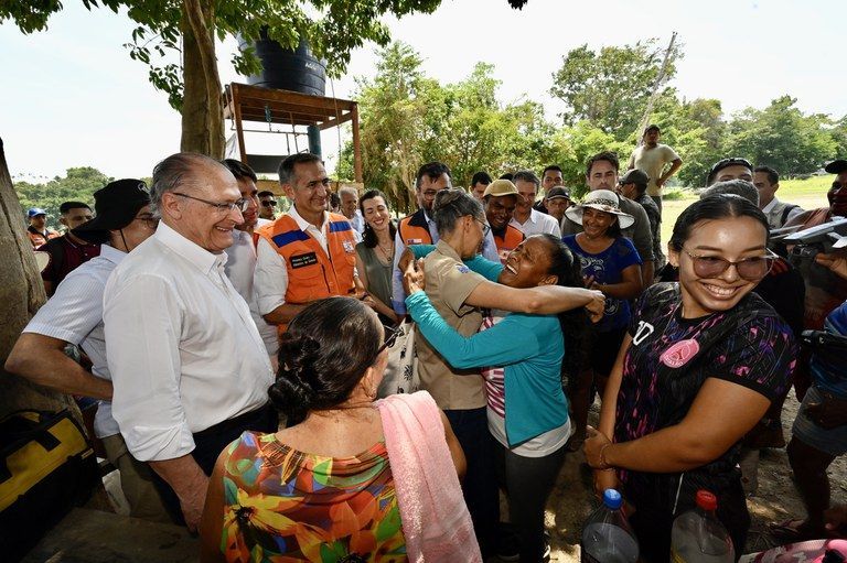 Alckmin e comitiva de ministros durante visita à comunidade de Catalão, município de Iranduba (AM) 