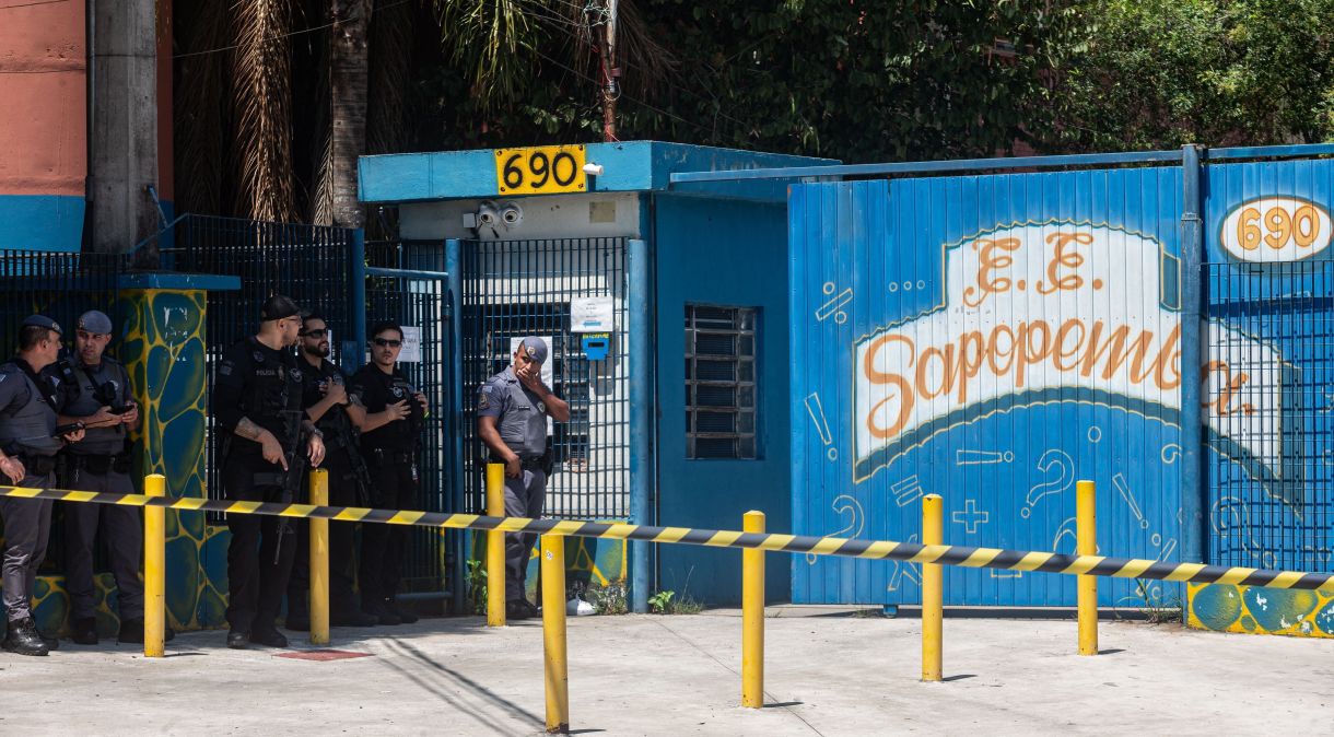 Movimentação policial na Escola Estadual Sapopemba, na zona leste da capital paulista, nesta segunda-feira (23), onde um ataque a tiros deixou uma adolescente morta e três feridos.