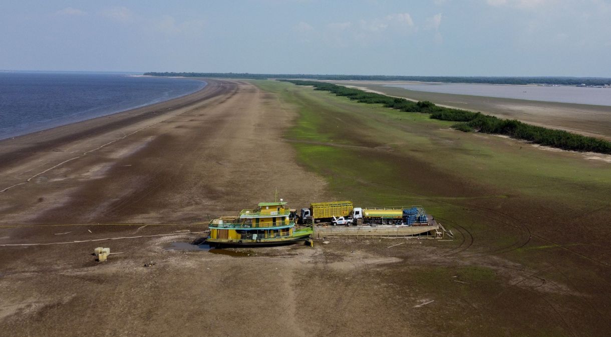 Rebocador e balsa ficam encalhados no Rio Negro por causa da seca no Amazonas