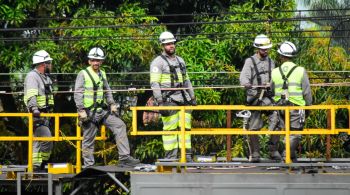 Segundo concessionária, fios da rede área foram rompidos, sistemas entraram em curto e cabos foram cortados; há suspeita que falha tenha começado por conta de um tubo metálico