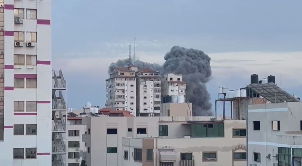 Míssil atinge prédios, que desabam na Faixa de Gaza