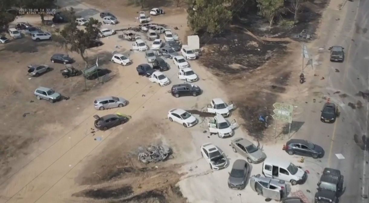 Imagens de drone mostram destruição e carros abandonados após ataque em festival rave em Israel