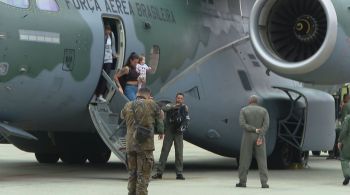 Aeronave modelo KC-390 trazia 69 pessoas, mas cinco desembarcaram no Recife por volta das 6h da manhã desta sexta-feira (13)