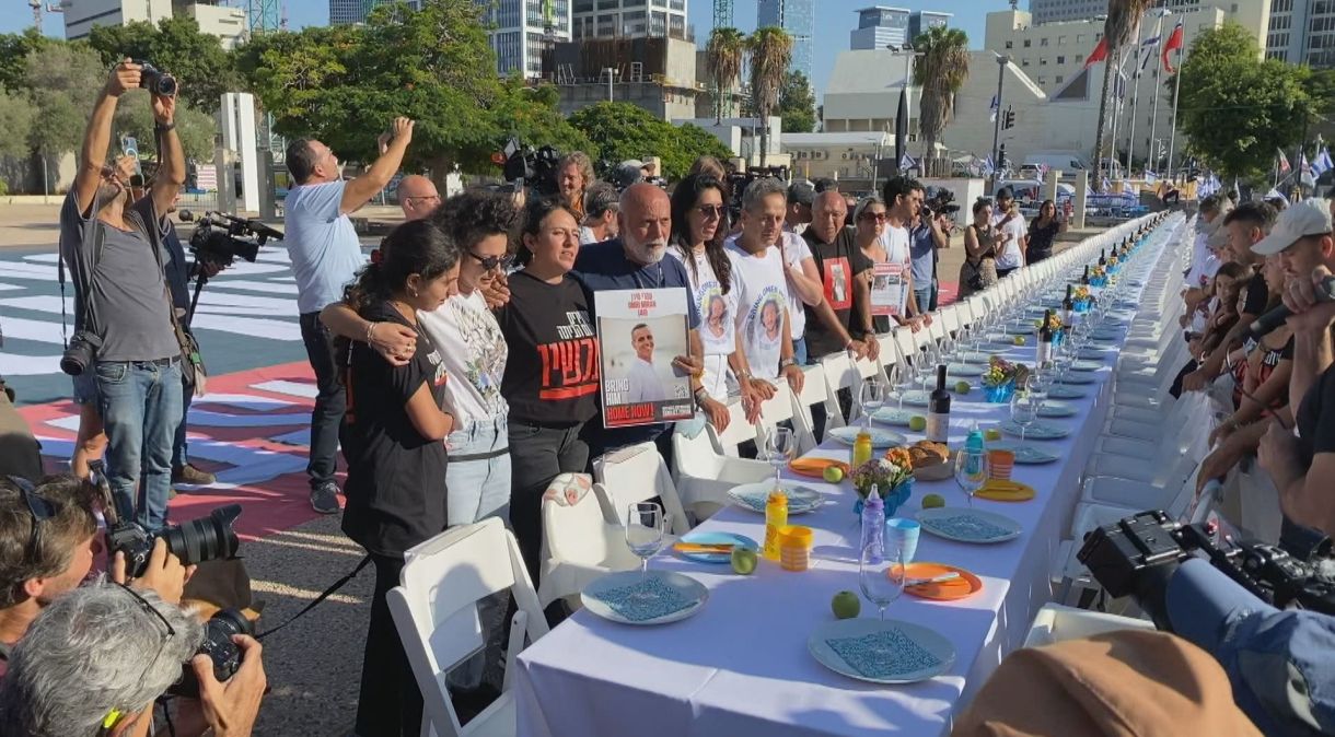 Famílias organizaram uma instalação com 200 cadeiras vazias para marcar a ausência dos reféns no shabat