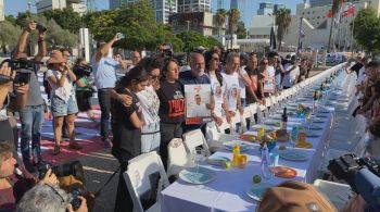 Famílias organizaram uma mesa com 200 cadeiras para marcar a ausência dos reféns no shabat, dia da semana sagrado na religião judaica