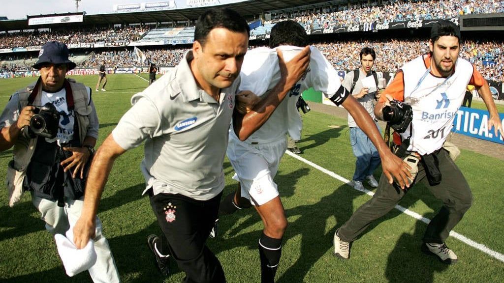 Zagueiro Betão sai chorando de campo em rebaixamento do Corinthians em 2007