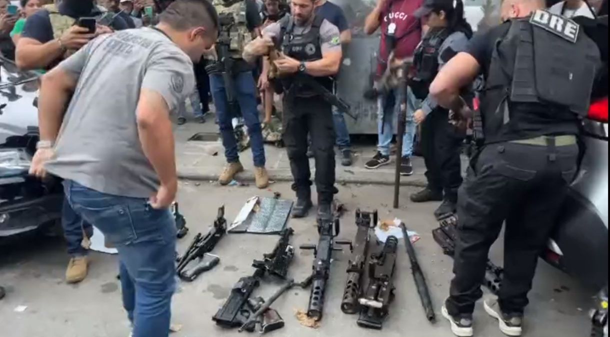Armas do Exército que haviam sido furtadas em São Paulo foram encontradas em carro roubado no Rio