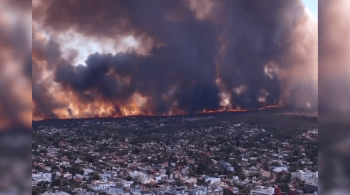 Cidade de Villa Carlos Paz, em Córdoba, tem saída de dezenas de famílias desde segunda (9); uma pessoa foi presa por suspeita de provocar as chamas