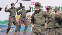 Idols de k-pop se apresentam em festival militar; veja vídeo e reações de fãs