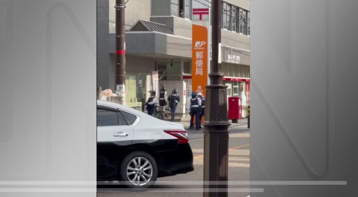 O suspeito, que parecia ter cerca de 80 anos, segundo a NHK, esteve anteriormente envolvido num tiroteio num hospital na cidade vizinha de Toda