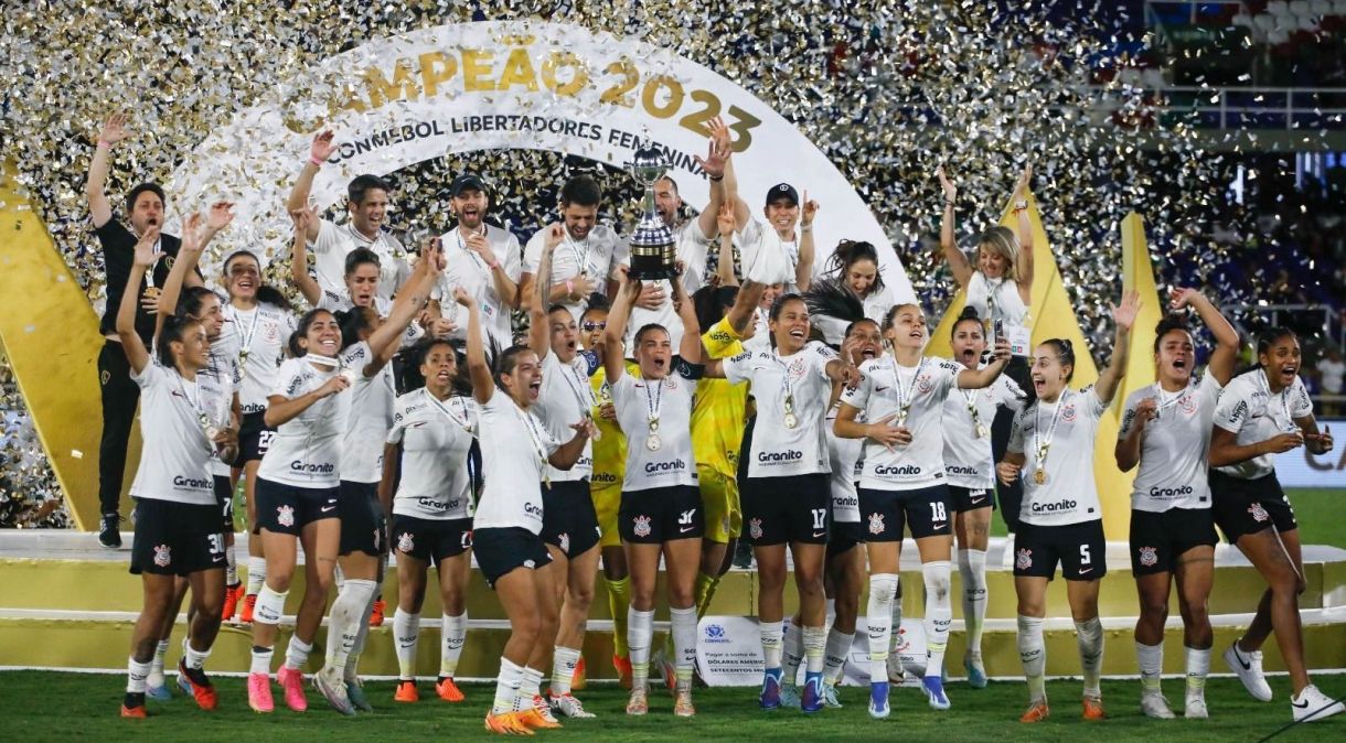 Corinthians comemora o título da Copa Libertadores Feminina após vencer o Palmeiras, em Cali