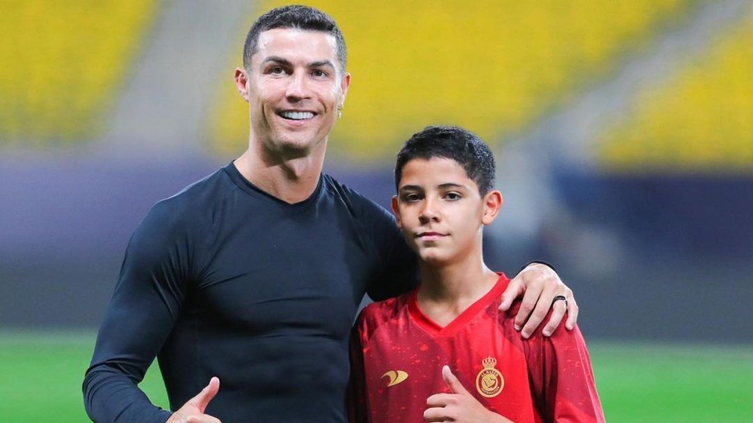 Cristiano Ronaldo com o seu filho, que joga nas categorias de base do Al-Nassr