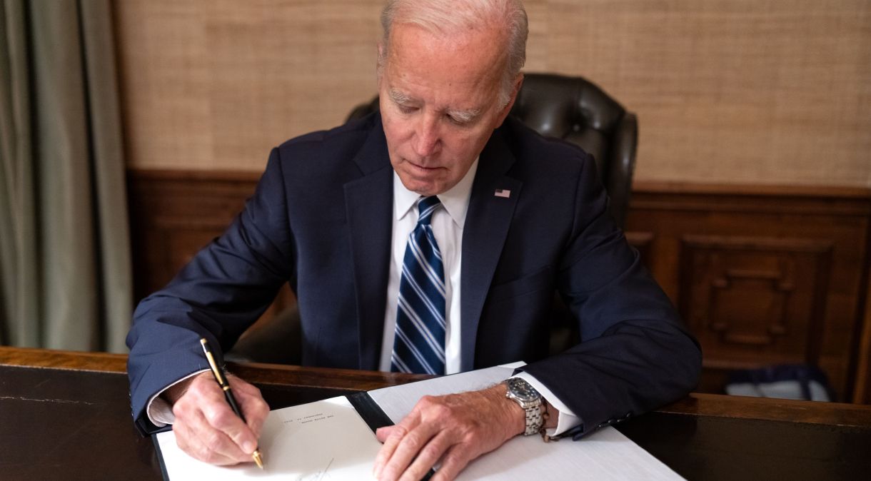 Joe Biden sanciona projeto que evita paralisação do governo dos Estados Unidos