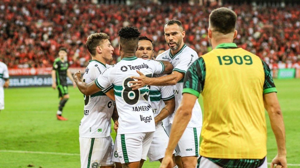 Time do Coritiba comemora vitória contra o Inter em Porto Alegre