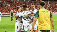 Em jogo com 4 pênaltis, Coritiba vence Inter e segue em busca de “milagre” na Série A