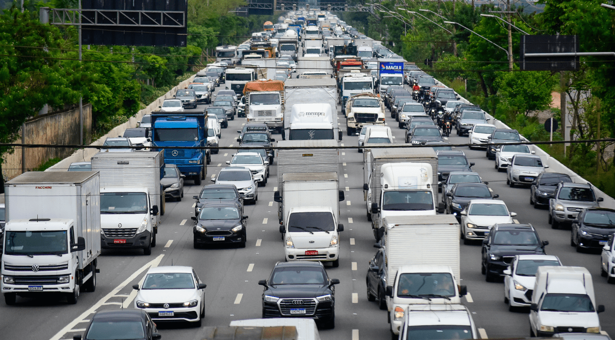 Trânsito intenso na Marginal Pinheiros, visto da Ponte da Cidade Universitária, sentido Interlagos, na capital paulista, nesta quarta-feira