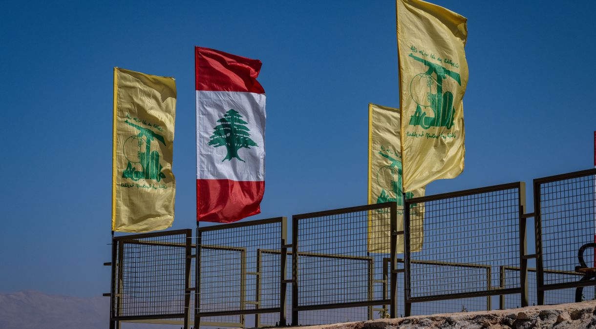 Bandeiras do Líbano e do Hezbollah, milícia xiita do Líbano apoiada pelo Irã, balançam ao vento no Museu Turístico de Baalbek
