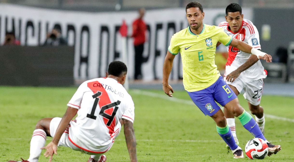 Renan Lodi em jogo da Seleção Brasileira contra o Peru, pelas Eliminatórias