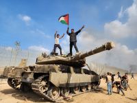 Soldado israelense é tirado de tanque e capturado por militantes do Hamas; veja vídeo