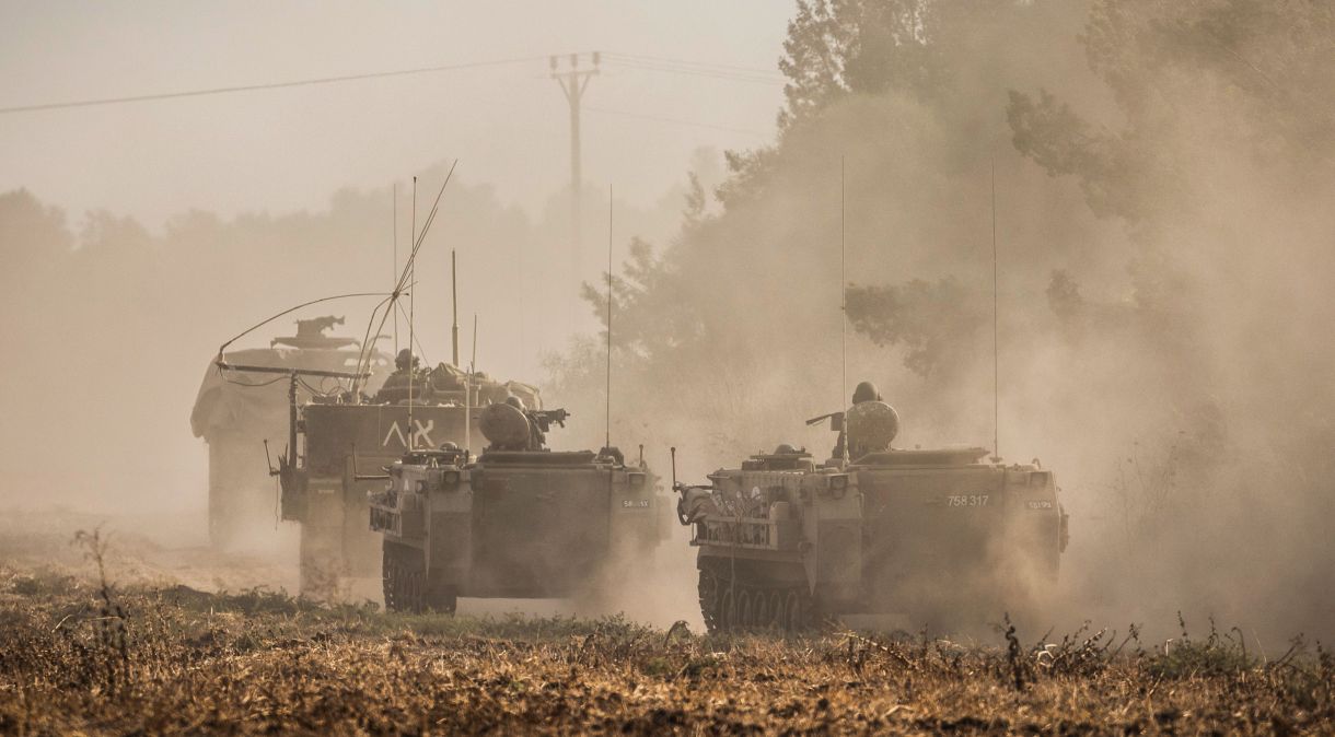 Movimentação de militares do Exército de Israel em contraofensiva contra o grupo islâmico Hamas