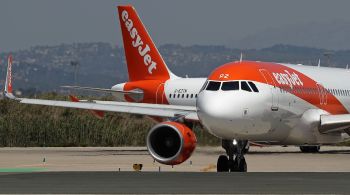 Segundo a companhia aérea EasyJet, decolagem foi atrasada devido à necessidade de "limpeza adicional" da aeronave; passageiros relataram a frustração com o incidente 