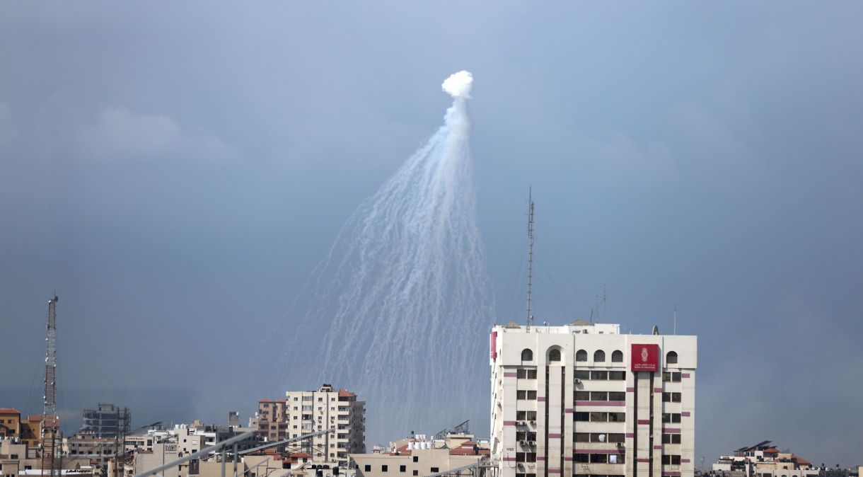 Fumaça sobe após ataque aéreo israelense na Cidade de Gaza, Gaza, em 11 de outubro de 2023