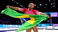 Rebeca Andrade supera Simone Biles e é bicampeã no salto no Mundial de Ginástica