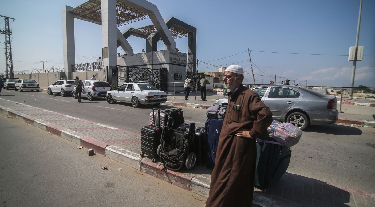 Palestino espera na passagem de fronteira de Rafah, entre a Faixa de Gaza e o Egito
