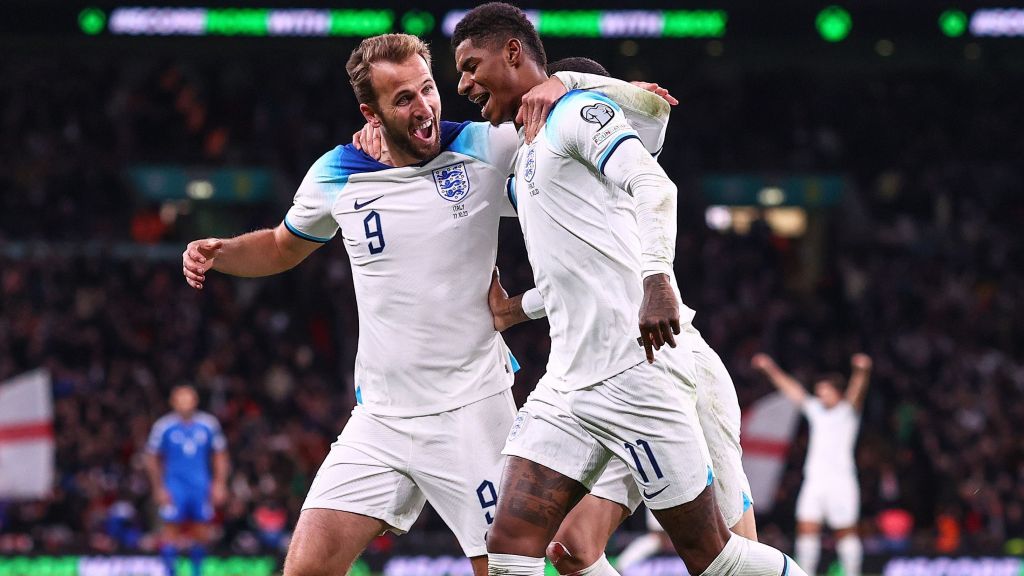 Harry Kane e Marcus Rashford comemoram um dos gols da Inglaterra sobre a Itália