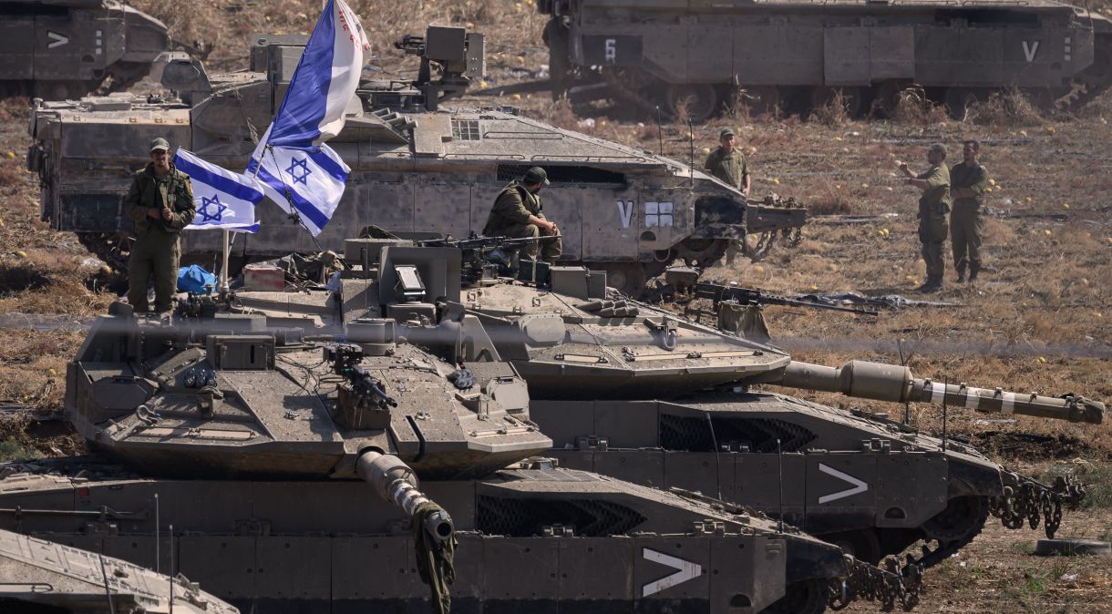 Tanques israelenses são vistos em uma área de preparação em 14 de outubro de 2023 perto de Sderot, Israel