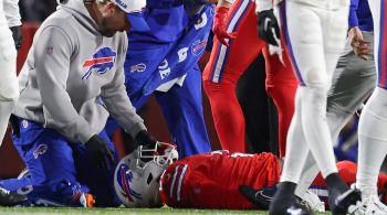 Damien Harris, do Buffalo Bills, sofreu uma pancada contra o New York Giants e precisou deixar o campo em um veículo médico