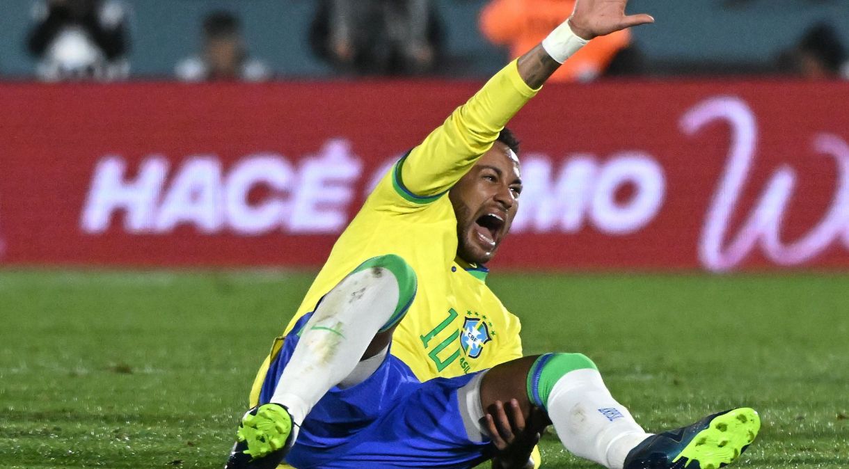 Neymar faz expressão de dor após sofrer grave lesão contra o Uruguai