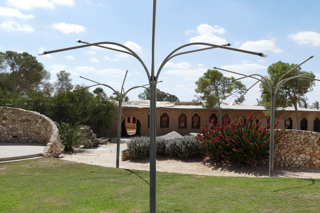 Jardim no kibutz Revivim, no deserto de Negev. no sul de Israel