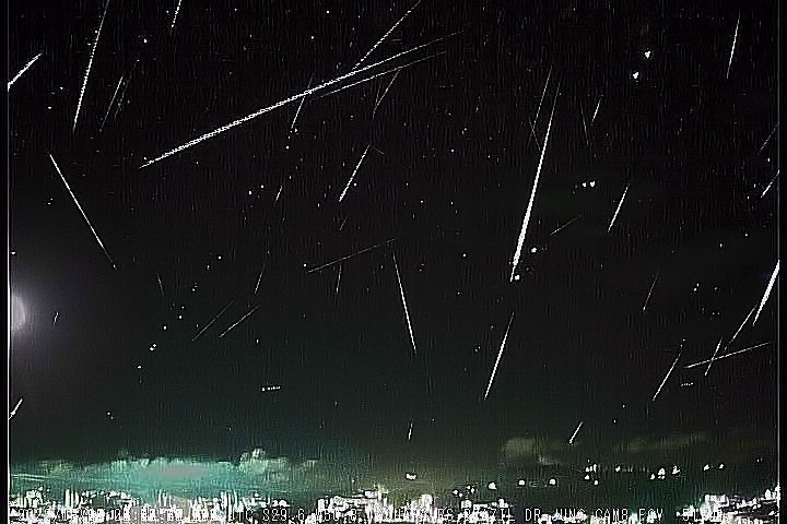 Sobreposição de meteoros registrados por uma câmera do Observatório Heller & Jung na semana anterior ao pico