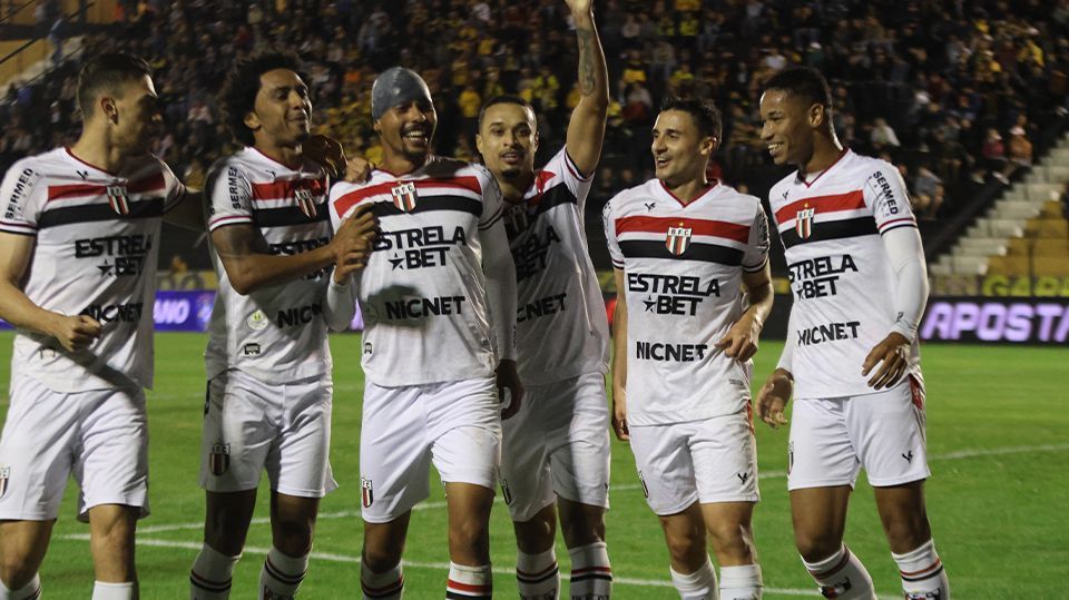 Guilherme Madruga comemora golaço com companheiros do Botafogo-SP