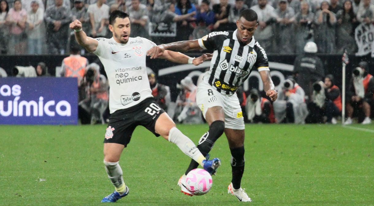 Giuliano e Jean Lucas disputam bola em Corinthians 1 x 1 Santos