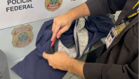 Húngaro esconde 3 kg de cocaína em forro da roupa e é preso pela PF no Galeão; veja