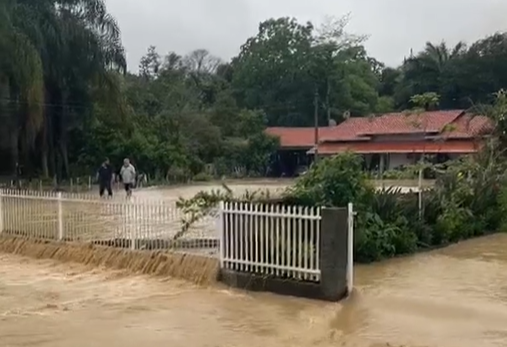 Chuva gerou enxurrada na cidade de Laurentino, em Santa Catarina