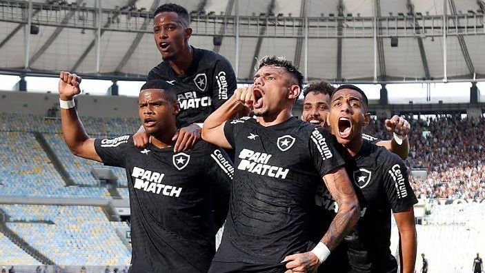 Tiquinho comemora gol do Botafogo com os companheiros