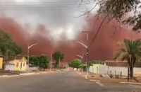 Vídeos: nuvem de poeira chama a atenção no interior de Goiás; veja