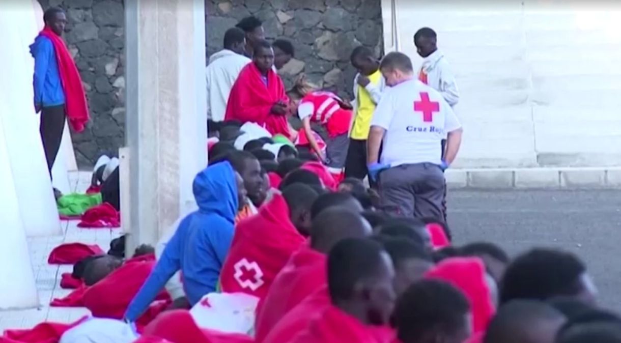 Segundo os serviços de emergência, 103 dos 262 migrantes foram levados à ilha de El Hierro, na Espanha